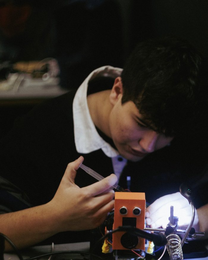 Tomás soldando en Hackware